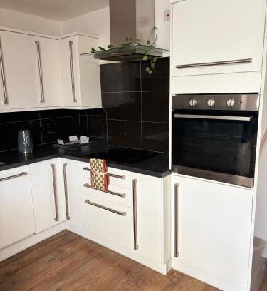 River House | Modern 3 Bed Free Parking 10 mins walk to station