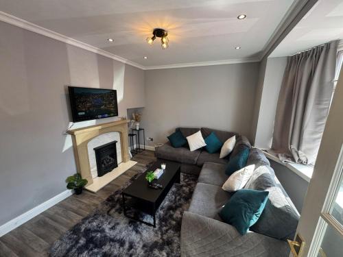 Wolverhampton House | Modern 3-Bed Home with Parking & Garden Wolverhampton