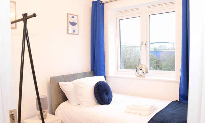 Bilston House | Modern 3 Bed House w/ Parking