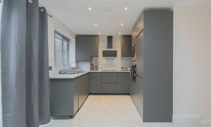 Northumberland Park House | Modern 3 bed house Tottenham Free Parking/WIFI