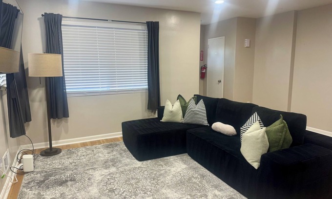 Silver Spring House | Modern 3-bed-Townhouse-Sleep 6 Near DC Family Friendly