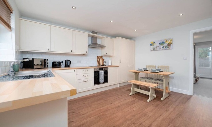Market Rasen House | Modern 3 bed w/parking & garden
