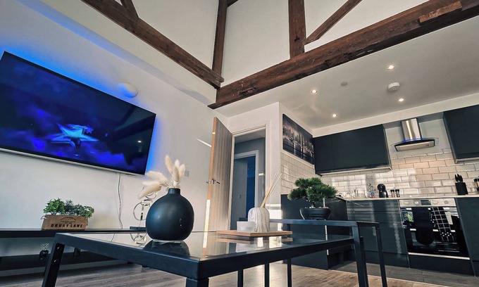 Newport Apartment | Modern 3-Bedroom Apartment in the Heart of Newport