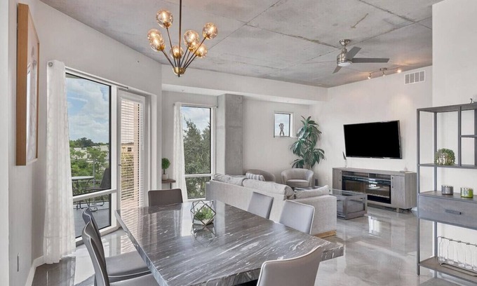 South Eola Apartment | Modern 3 bedroom condo in downtown w free parking