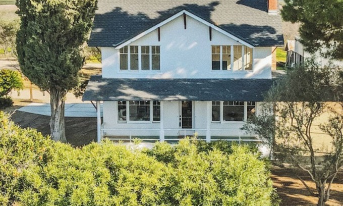 Reedley Other | Modern 3 bedroom Historic Reedley Farmhouse with WiFi and AC near National Parks