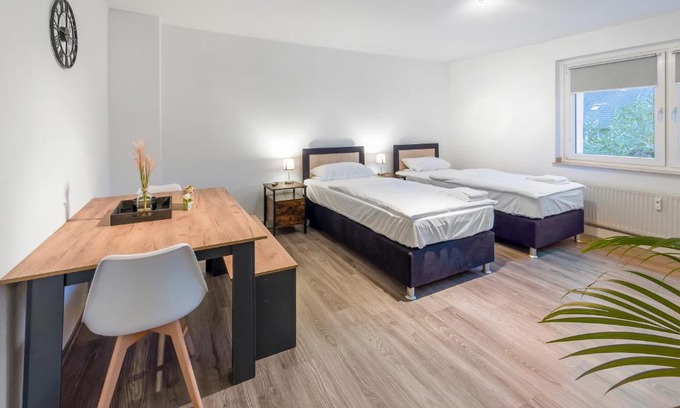 Frohnhausen Apartment | Modern 3-BR Apmt. Sleeps 6+ (Martin-der-Meisterliche)