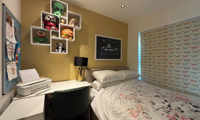Sands End Apartment | Modern 3BD with Private Balcony, Imperial Wharf