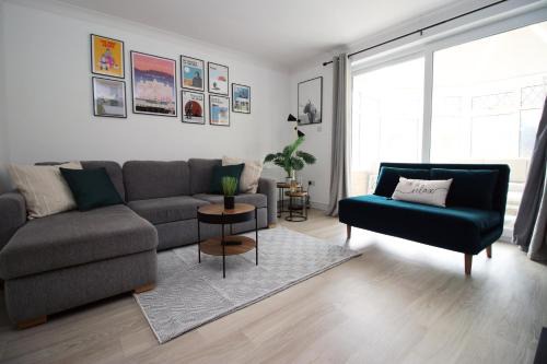 Newton St Loe House | Modern 3BR Bath Home, Sleeps 5, Driveway Parking, Families & Contractors