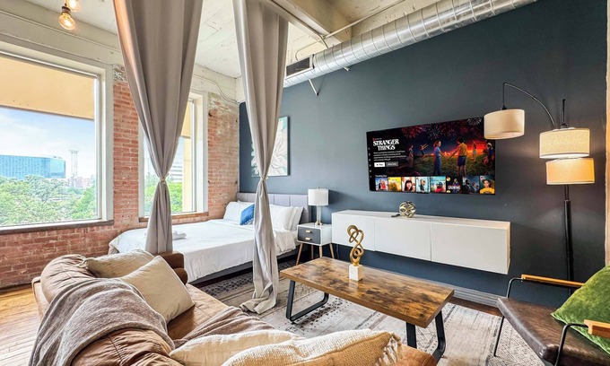 Downtown Dallas Apartment | Modern 3BR DT Dallas | Sleeps 12 | Free Parking