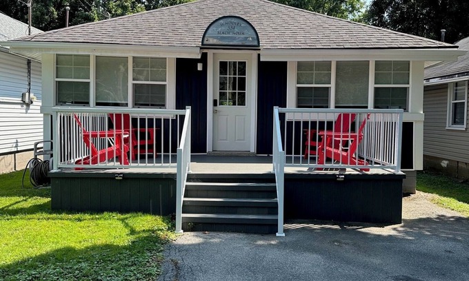 Crystal Beach House | Modern 3BR Home near the Beach w/A/C +WiFi +Free Parking +Firepit +Deck w/BBQ