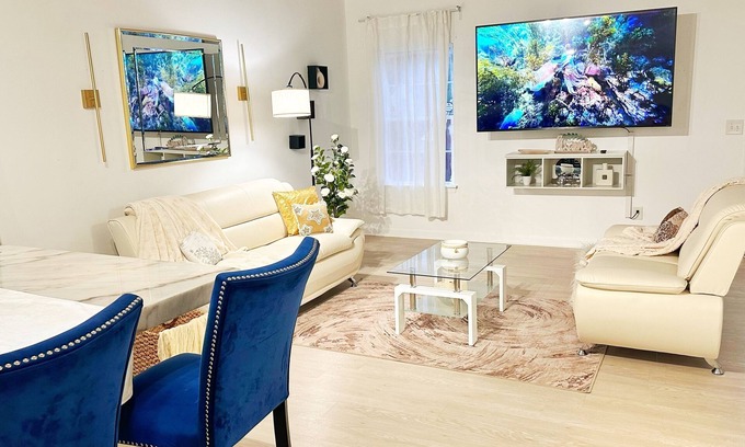 Sunset Road House | Modern 3BR Near Uptown, Backyard + Fast Wi-Fi
