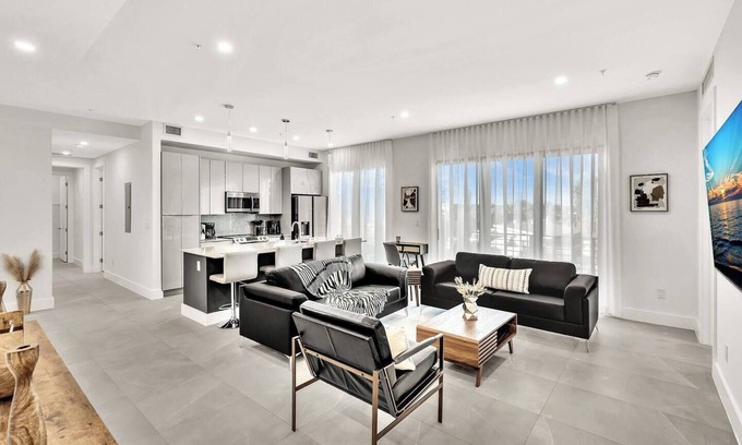 Harbordale Apartment | Modern 3BR Near Las Olas & Beach Roof Top