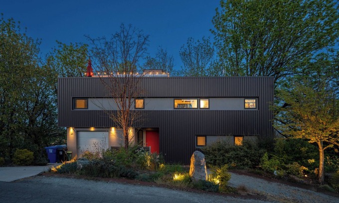 North Beacon Hill House | Modern 3BR Retreat w/Rooftop Hot Tub, Firepit & City Views