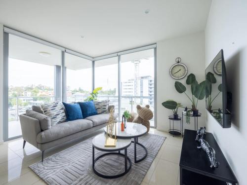 West End Apartment | Modern 3BR Riverside APT w Parking near Shops and Park