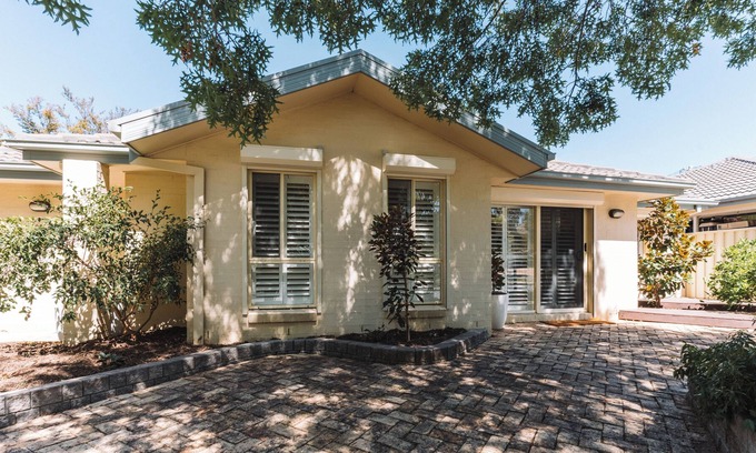 Lyons House | Modern 3BR with Courtyard in Lyons