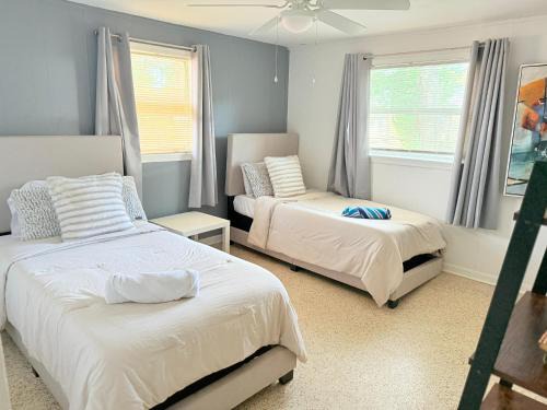 Westside House | Modern 3BR with Wi-Fi & Private Yard Near Downtown