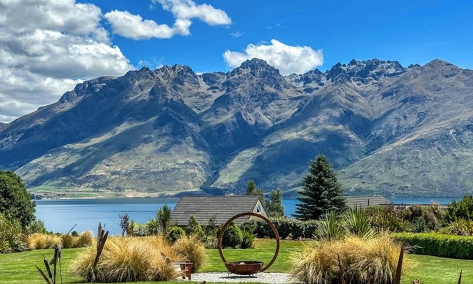 Kawarau Falls House | Modern 4 Bed 4 Bath home with spa and outdoor fireplace