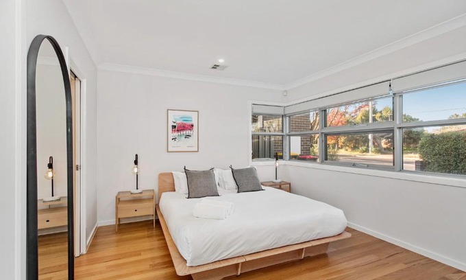 Downer House | Modern 4-Bed House with Jacuzzi 15 min from CBD