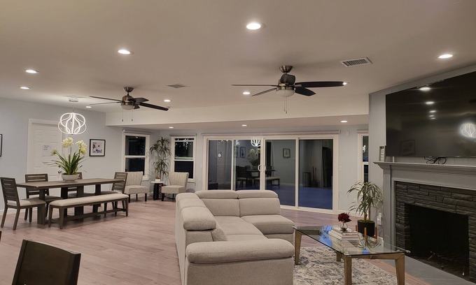 Tustin House | Modern 4 Bedroom Home - 15 mins from Disneyland