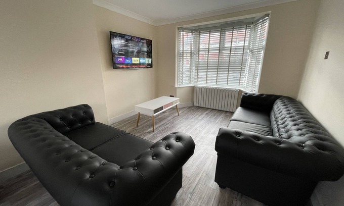 Hillingdon East House | Modern 4 bedroom house with garden