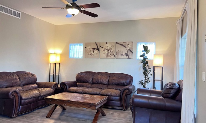 Aurora Highlands House | Modern 4-bedroom house . nNear Aurora Medical - Perfect for Travel Nurses!n