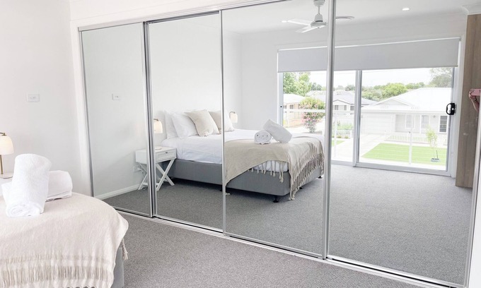 Wagga Wagga Apartment | Modern 4 Bedroom Retreat in Wagga Wagga!