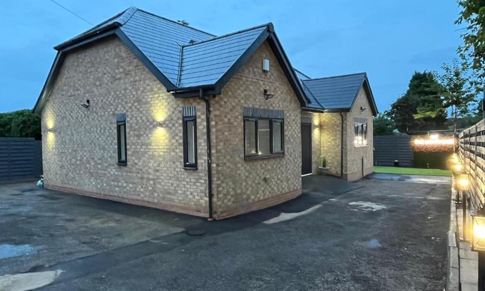 Cradley Villa | Modern 4 Bedroom Stylish Villa with out-door Hot Tub