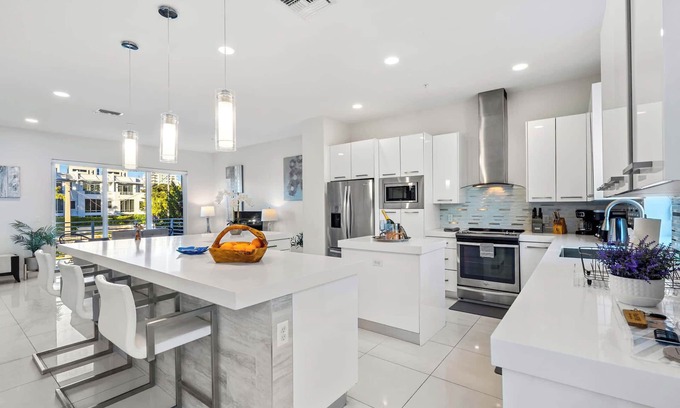 Pompano Beach House | Modern 4 Bedroom Townhome near the Ocean