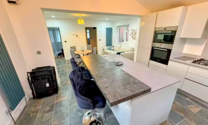 Bilston House | Modern 4BR House Near JLR Wolverhampton & Transport Links near JLR, WV1, M54/M6