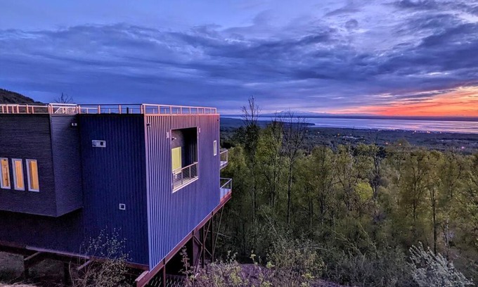 Chugiak Villa | Modern 4BR Loft- Denali View, Roofdeck, Pool Table