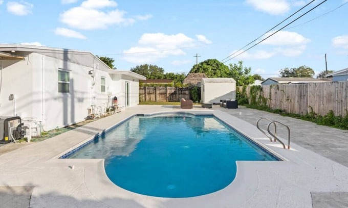 West Hollywood House | Modern 5/2 -Heated POOL. GRILL. Big backyard