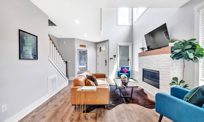 Charlotte House | Modern 5 Bdrm Uptown CLT Home- Great for Large Groups!