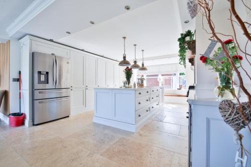 Cockett House | Modern 5-Bed Retreat with Parking