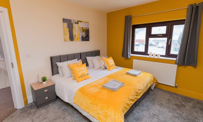 Wolverhampton House | Modern 5 BR Escape . Luxe Touches + WiFi