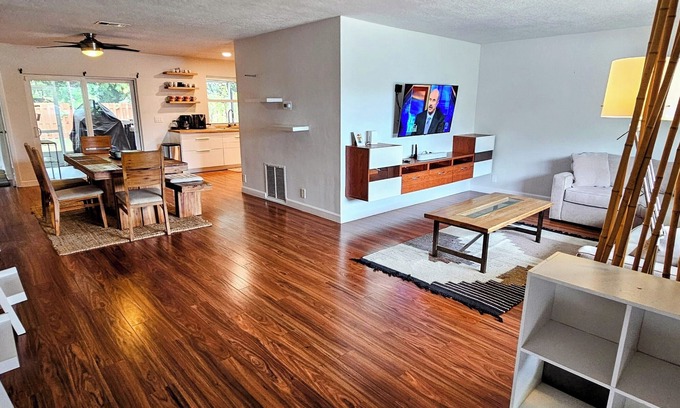 Hallandale Beach House | Modern 5⭐ HOME just 6-Min to Beach🏖️ +FREE Rental Car + FREE WATERSPORTS🌊 !