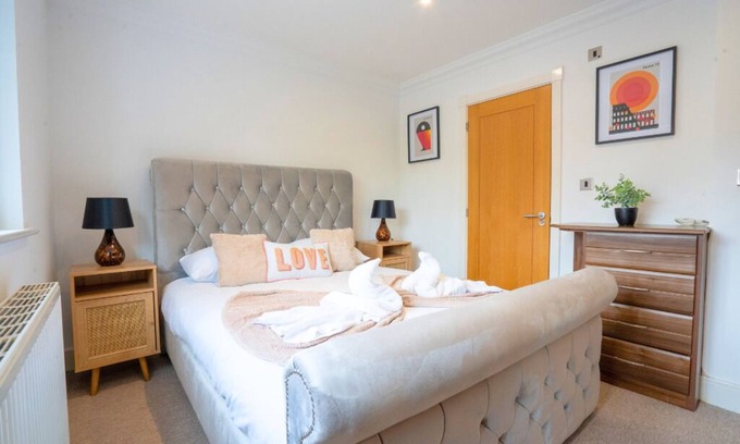 Marston Green Apartment | Modern 5BR Home 5mins to HS2, JLR, NEC Birmingham - Smart TV, Wifi, Free Parking