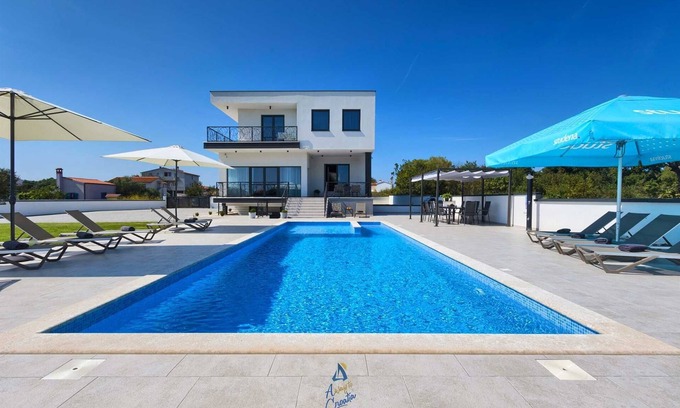 Pula Villa | Modern 6-BR villa for 12+2 with pool close to Pula