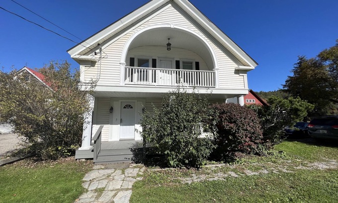 Ludlow Ski Chalet | Modern 7Bd/3Ba Mountain Chalet w/Hot tub, 3 minutes from Okemo