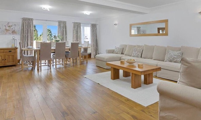 Gravesend House | Modern 8-Bed Home: Parking, Wi-Fi, 5 mins to Town