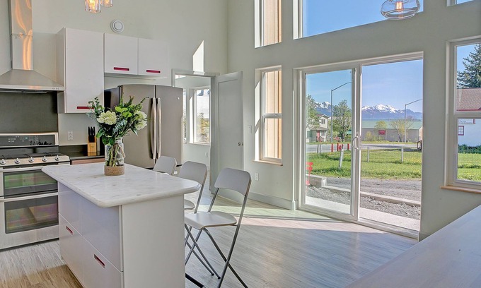 Seward House | Modern Accommodations with Luxurious View