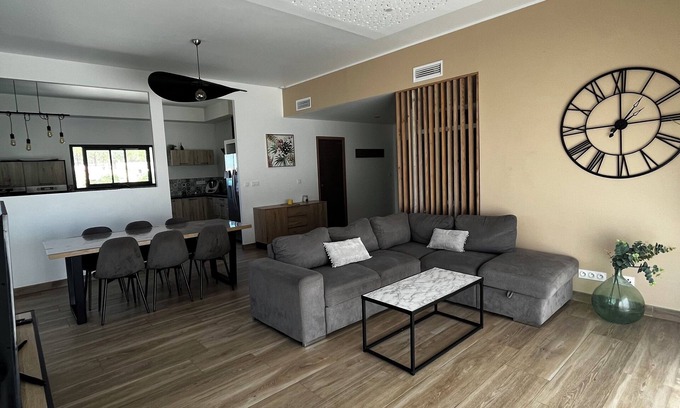 Malves-en-Minervois Villa | Modern air-conditioned villa with swimming pool