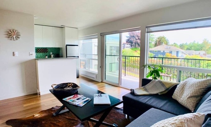 West Queen Anne Apartment | Modern, airy and bright, this private apartment sits on the top of Queen Anne hill.