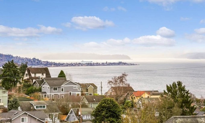 West Queen Anne Apartment | Modern, airy and bright, this private apartment sits on the top of Queen Anne hill.