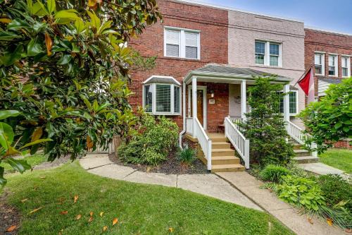 Del Ray House | Modern Alexandria Townhome about 2 Mi to Old Town!