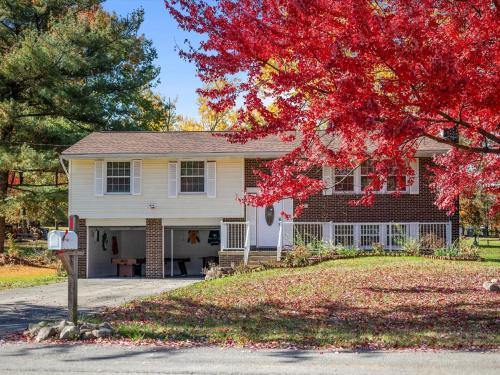 Cranberry Township House | Modern and Accessible 5 Bedroom Home in Cranberry, Pittsburg with Game Room