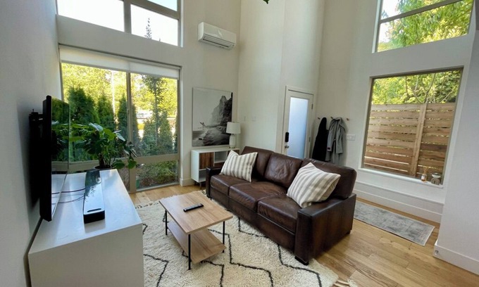 Bryant House | Modern and Airy home near UW & Seattle Children’s