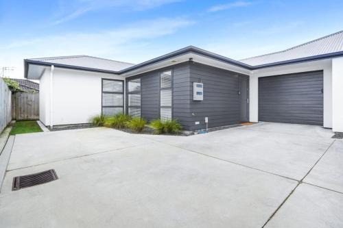 Te Rapa House | Modern and Central with 2 Ensuites -By KOSH BNB