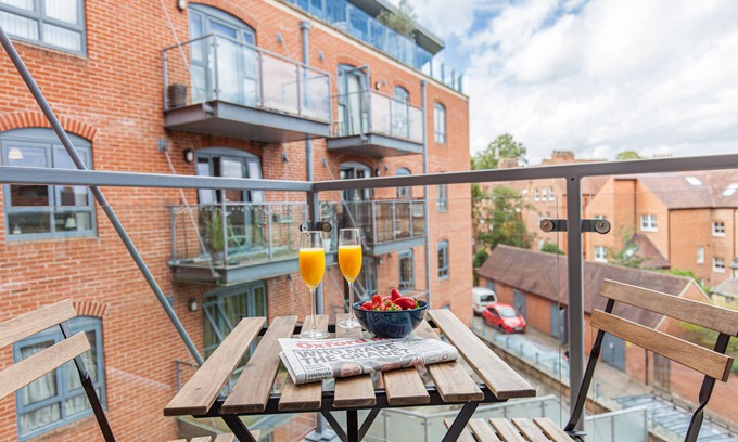 Oxford House | Modern and chic city centre apartment with parking