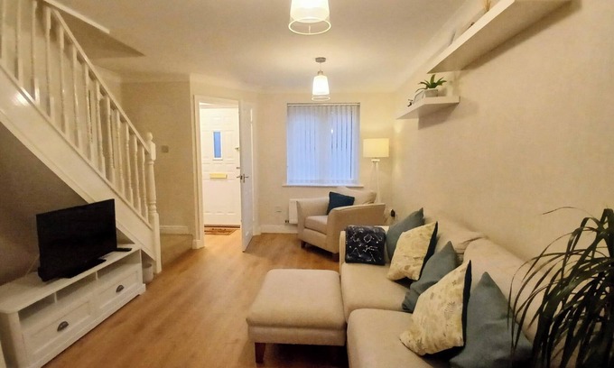 Nantgarw House | Modern and cosy home near Cardiff