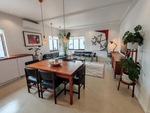 Sea Point Apartment | Modern and cozy 2-bedroom with AC, pool and gym!